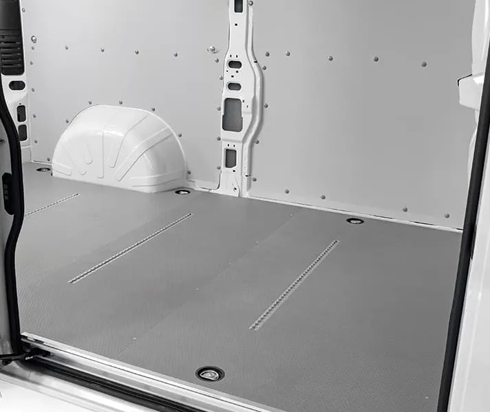 Rutschfeste Bodenplatte im Laderaum eines Transporters, mit versenkten Zurrösen