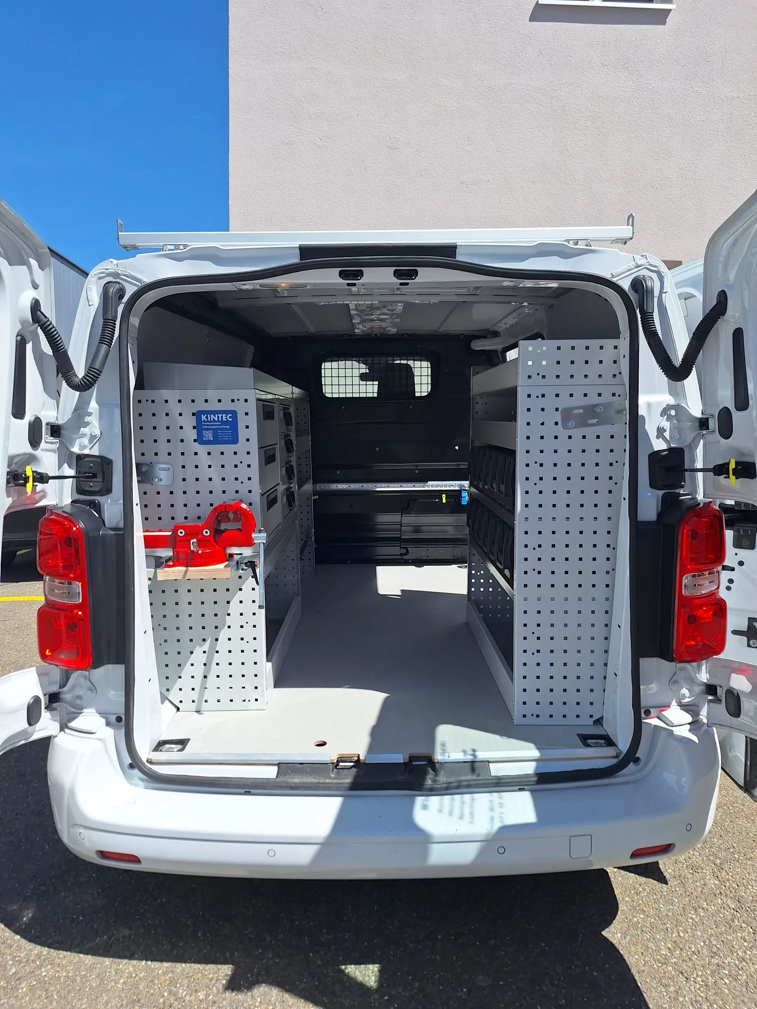 Komplette Fahrzeugeinrichtung im Transporter der Müller Spenglerei, Blick durch die offenen Hecktüren